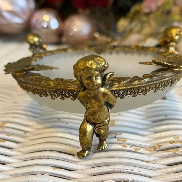 VINTAGE Ormolu style Brass Leaf Trinket Glass Dish Frosted Glass With Cherubs - Picture 7 of 7